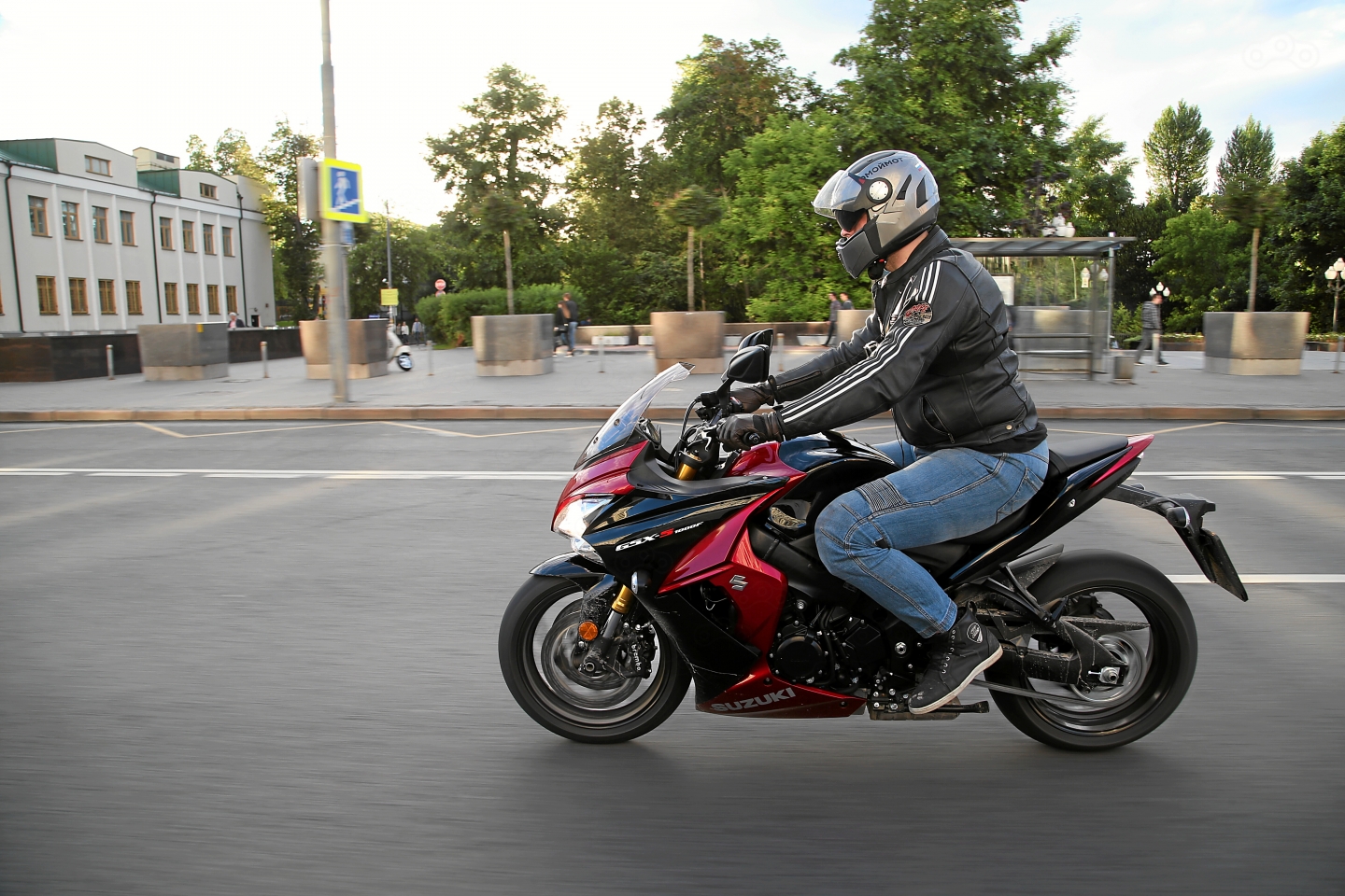 Передний обтекатель обеспечивает лучшую аэродинамику, позитивно влияющую на максимальную скорость, но и добавляет устойчивости в поворотах, создавая дополнительную прижимную силу