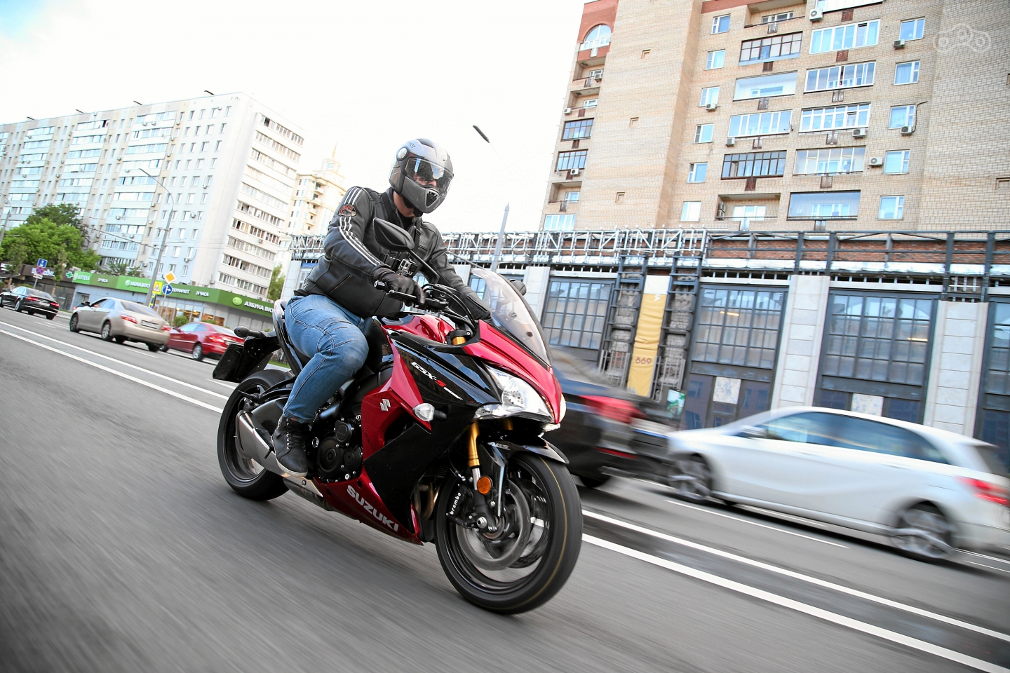 Сиденье непривычно для мотоциклов этого класса мягкое и комфортное, пухлую подушку по достоинству оценят многие