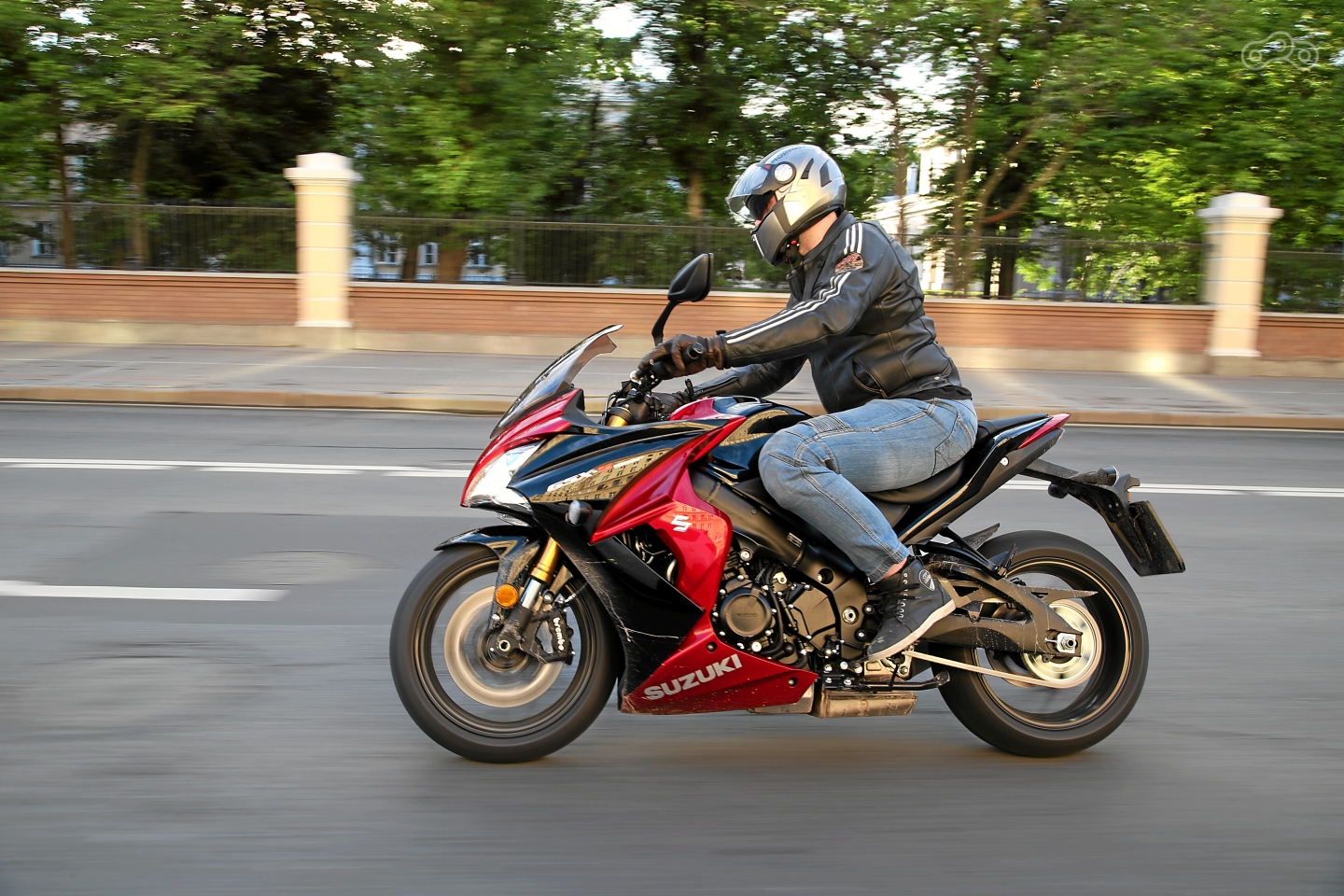 Подвески полностью регулируемые, но лишь вручную - электроники нет даже в планах