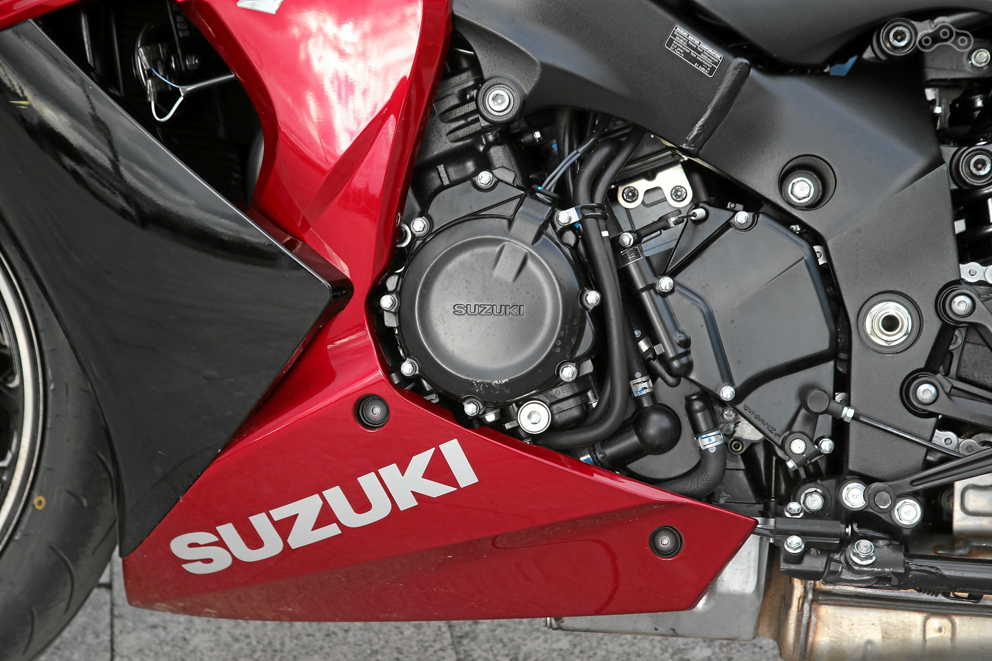 В качестве силового агрегата GSX-S1000F использует рядный четырёхцилиндровый двигатель с рабочим объёмом 999 см3