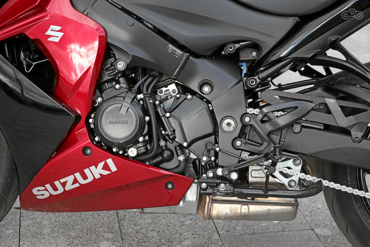 Коробку передач GSX-S1000F можно назвать эталонной