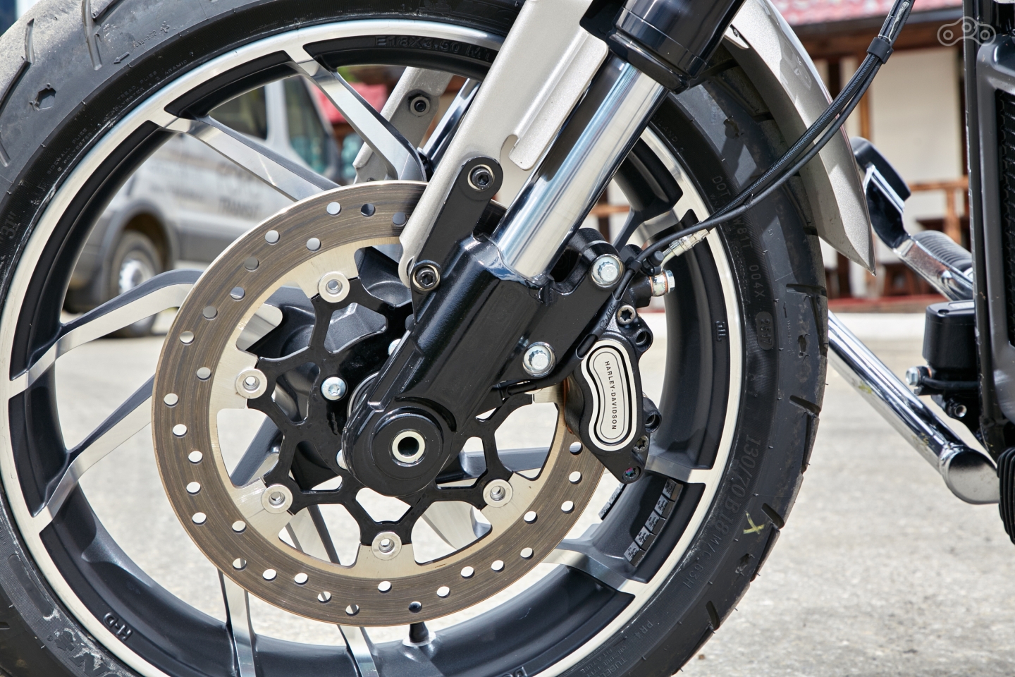 Один тормозной диск - дань стилю, а не экономия. Во всей фирменных фото и видео мотоцикл показан только с правой стороны.