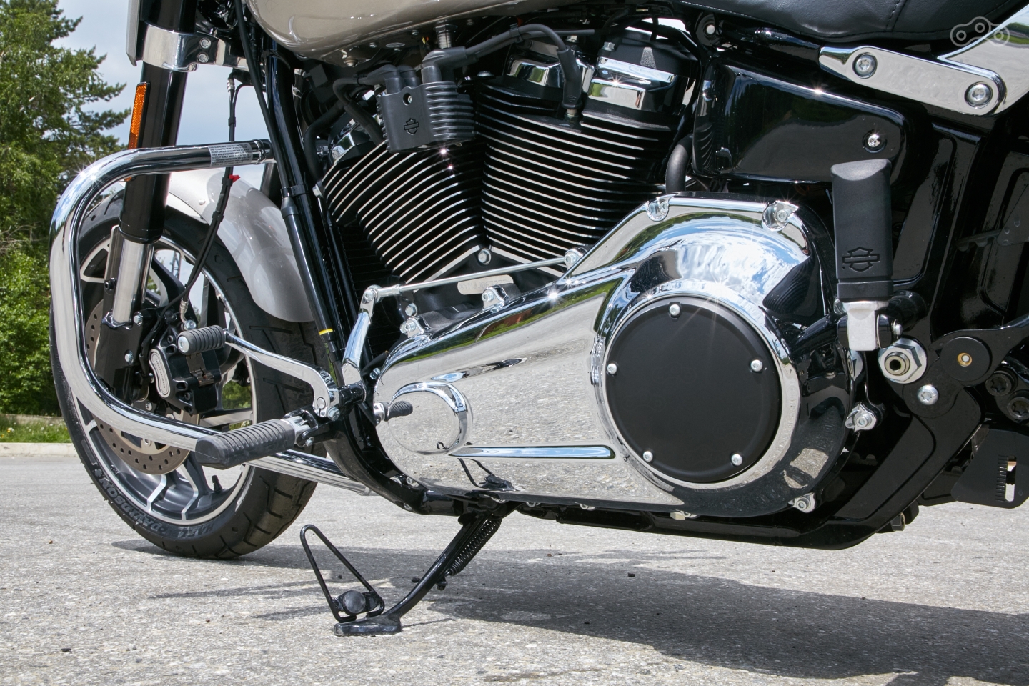 Одноплечая педаль КПП - задает настроение, но проигрывает в удобстве двуплечей, повышать передачи пяткой прикольней.