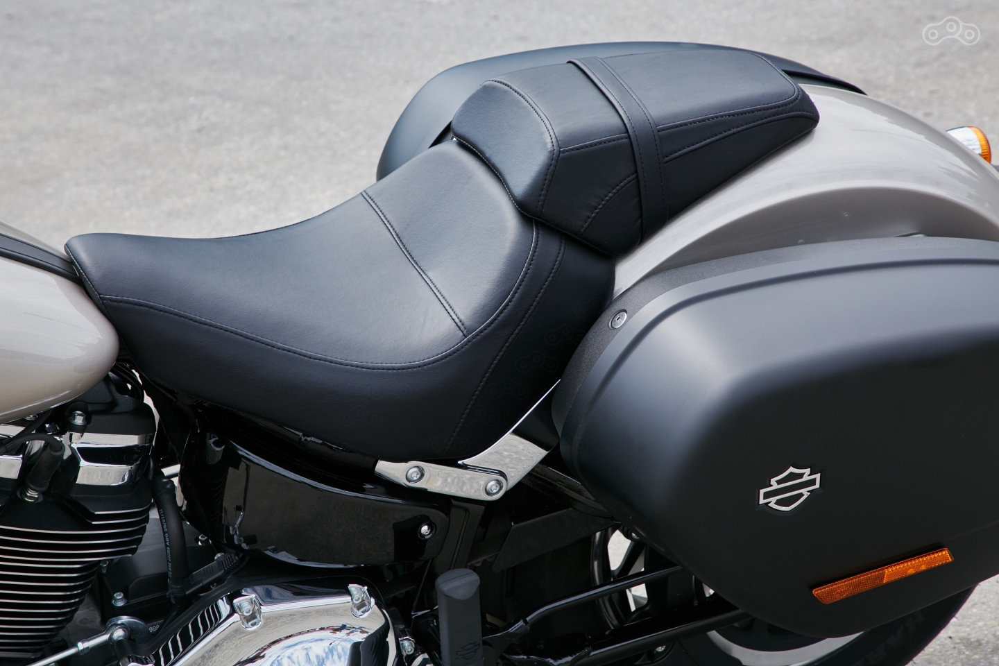 Седло с поясничным упором достаточно удобно для того, чтобы провести в нем день-два, но не неделю!