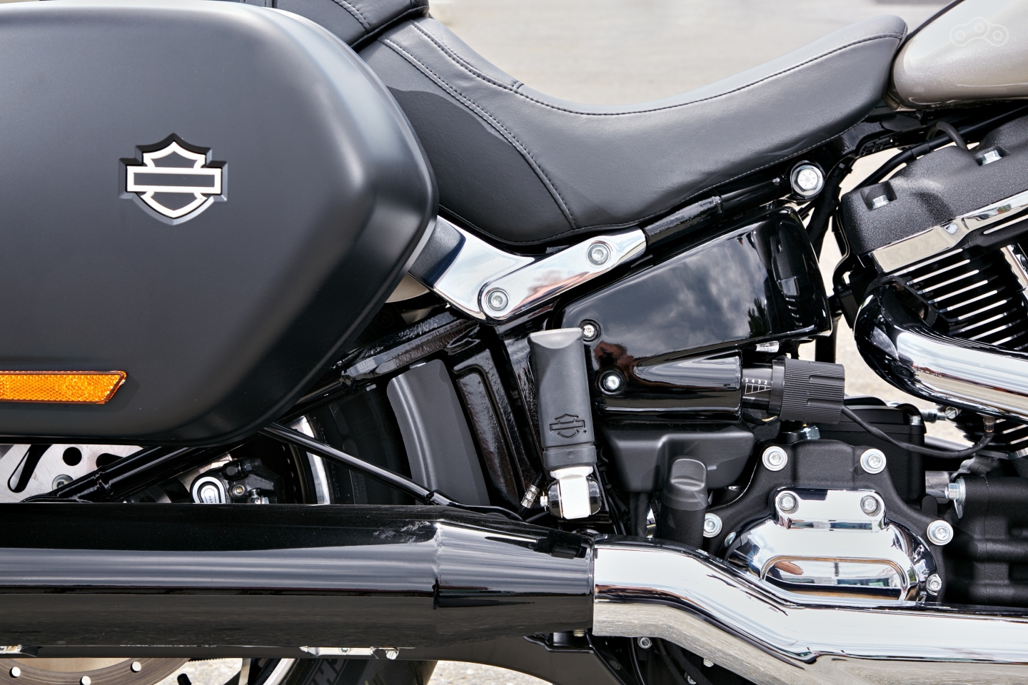 Новая задняя подвеска конструктивно напоминает "японцев", зато регулировка преднатяга пружины по-американски удобна.