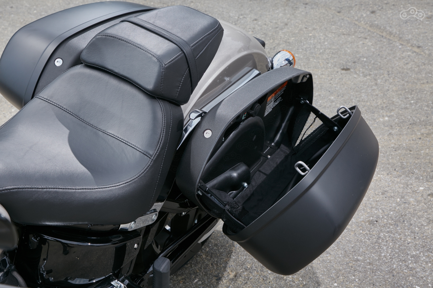 Кофры достаточно вместительны, но главное - снять и поставить их можно меньше, чем за минуту. Как и обтекатель.