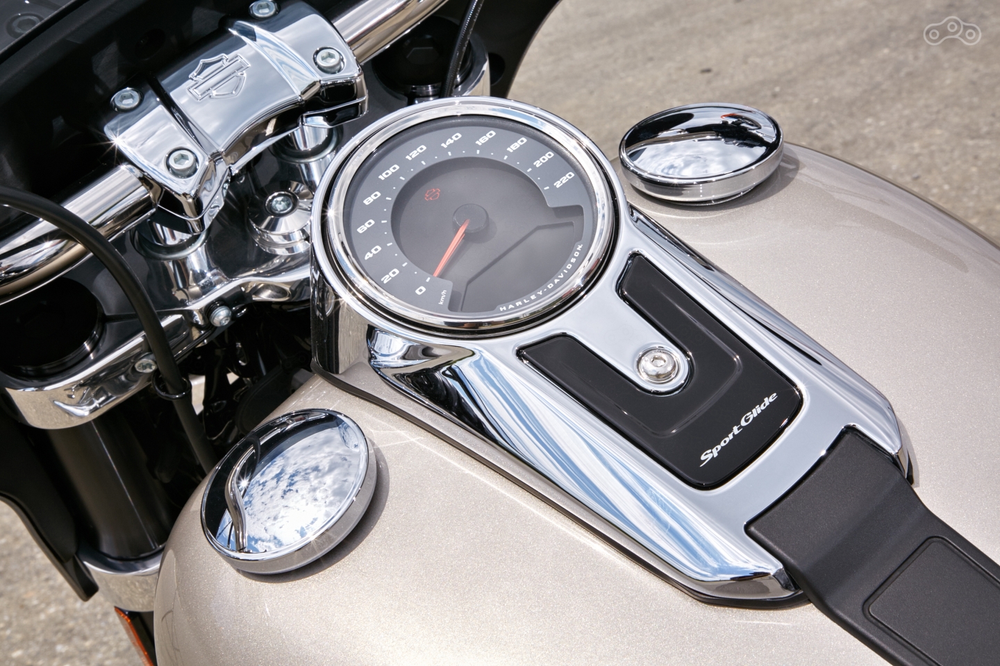 Приборная панель унифицирована с другими моделями семейства Softail. Классический облик, современная начинка.