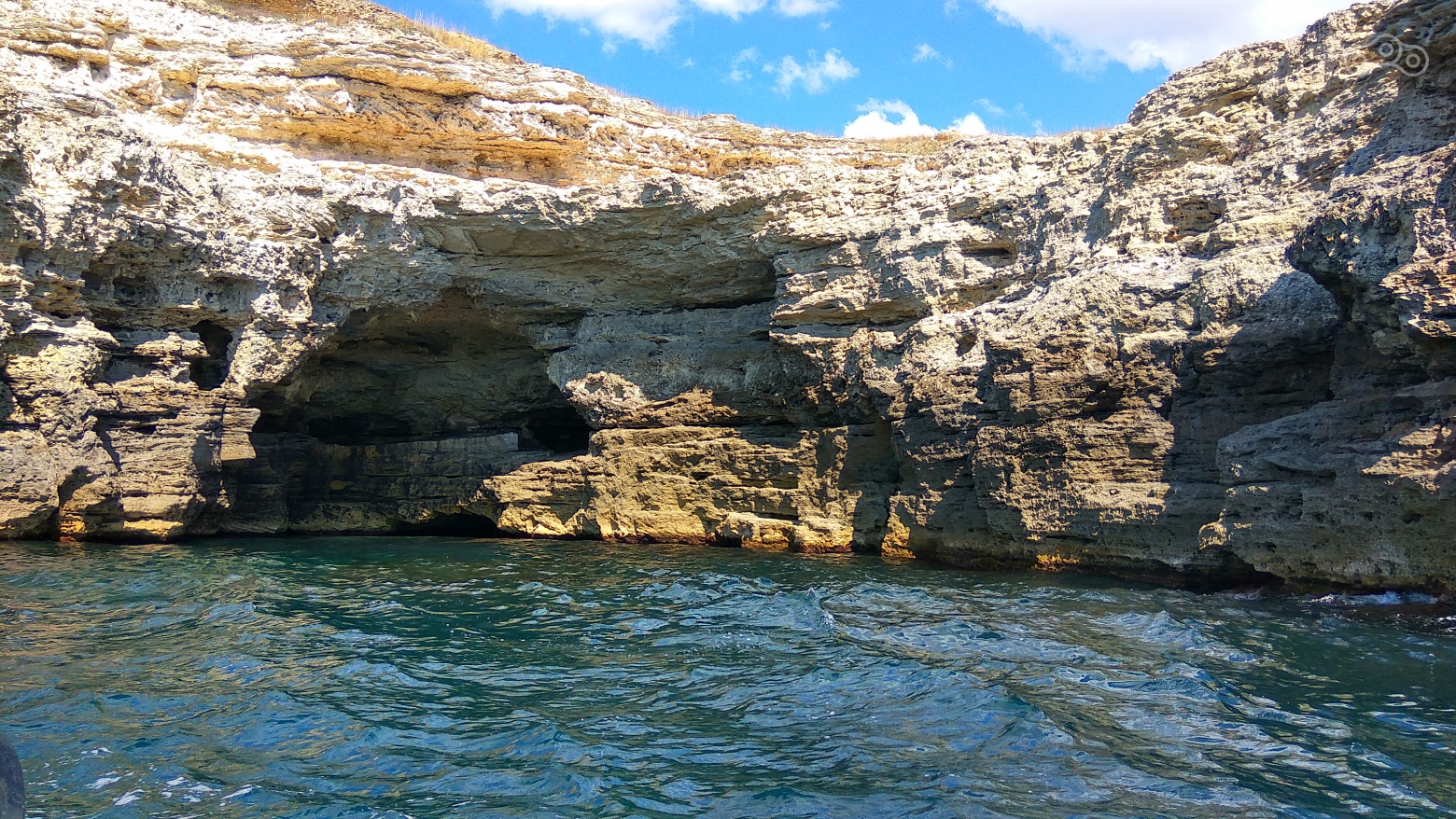 Одна из многочисленных пещер. Национальный природный парк Тарханкутский, Крым