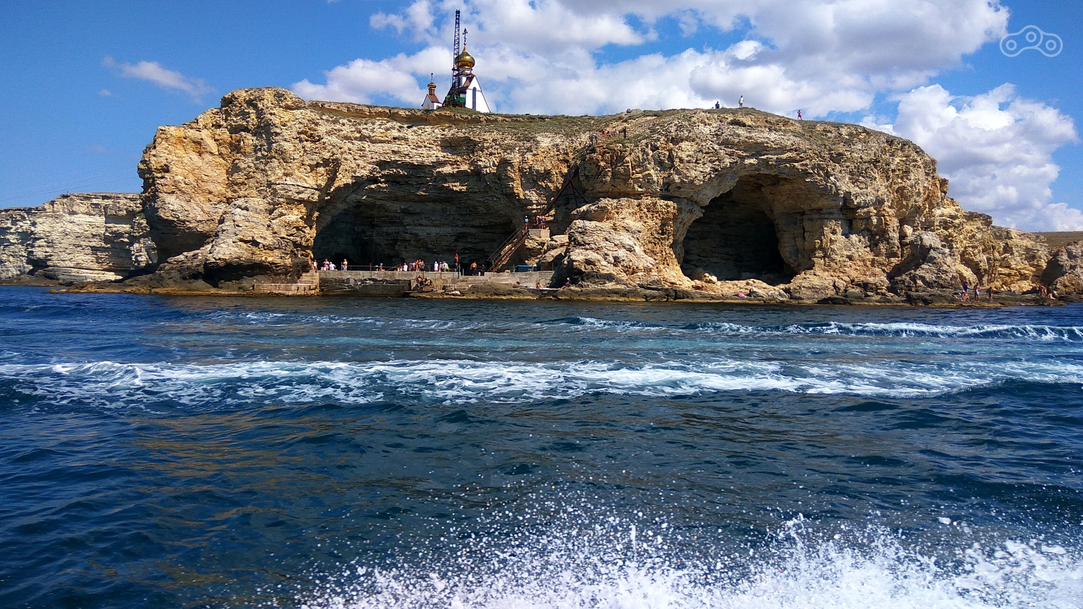 Вид на Большой Атлеш с моря. Национальный природный парк Тарханкутский, Крым