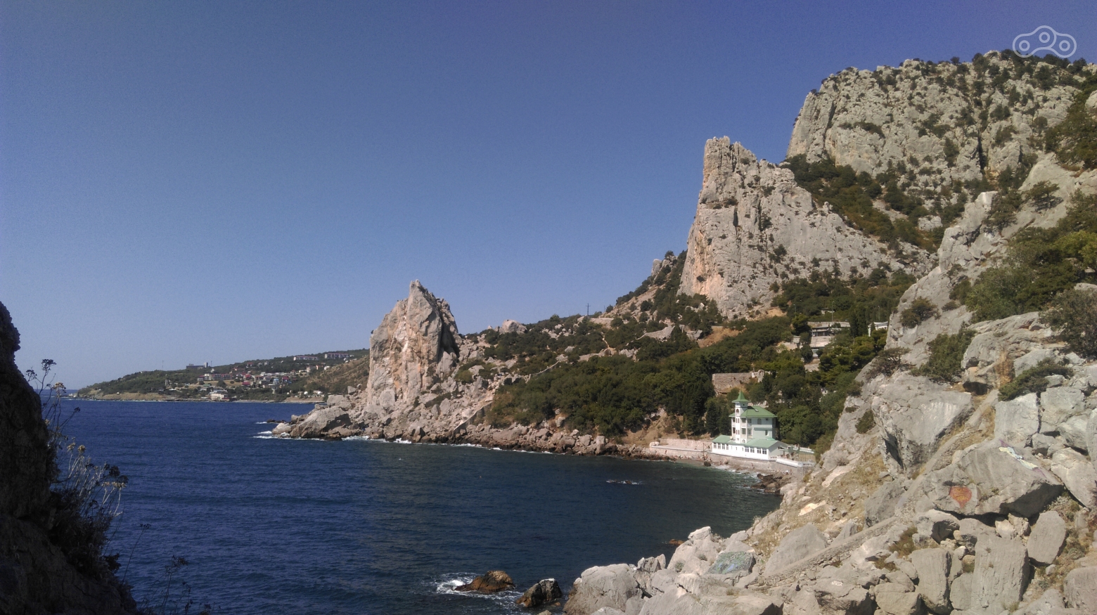 Вид на скалу Крыло лебедя, гору Кошка, поселок Кацивели