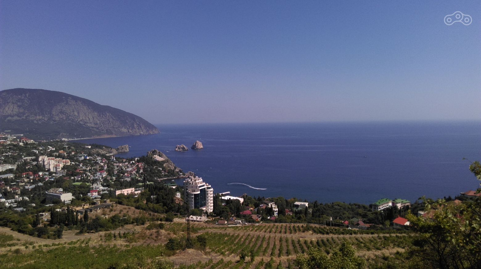 Вид на поселок Гурзуф и гору Аю-Даг