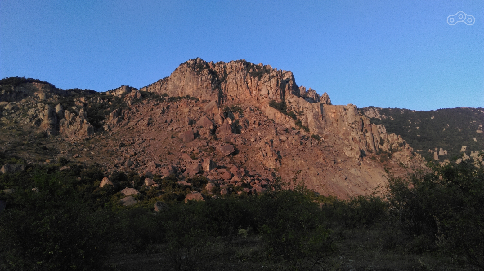 Вид на гору Демерджи в свете заходящего солнца