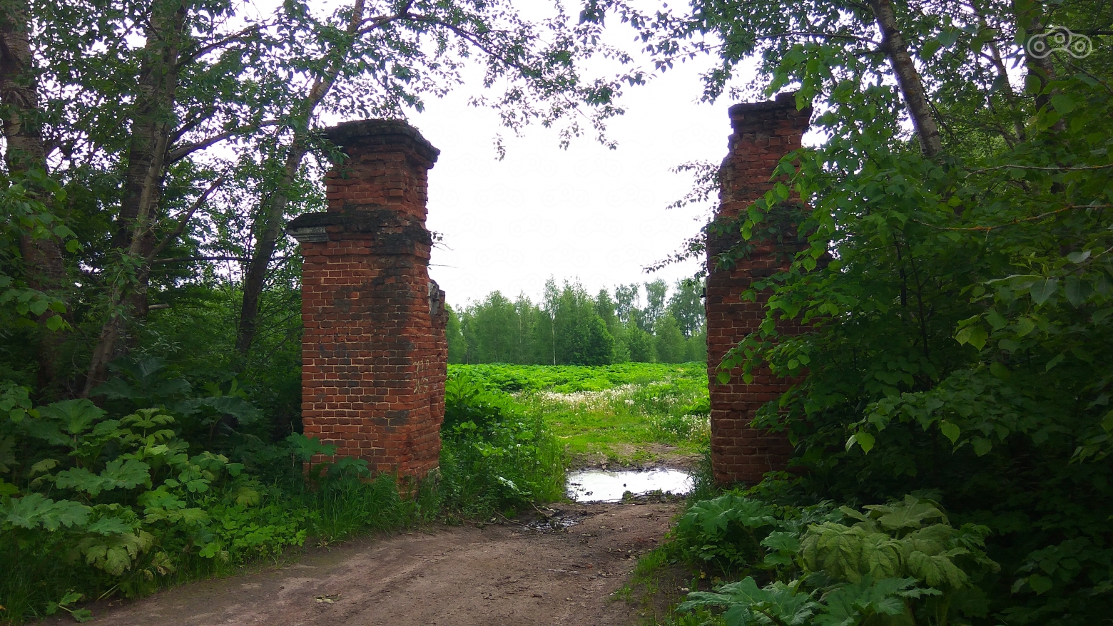 Руины ворот. Гребнёво, Московская область