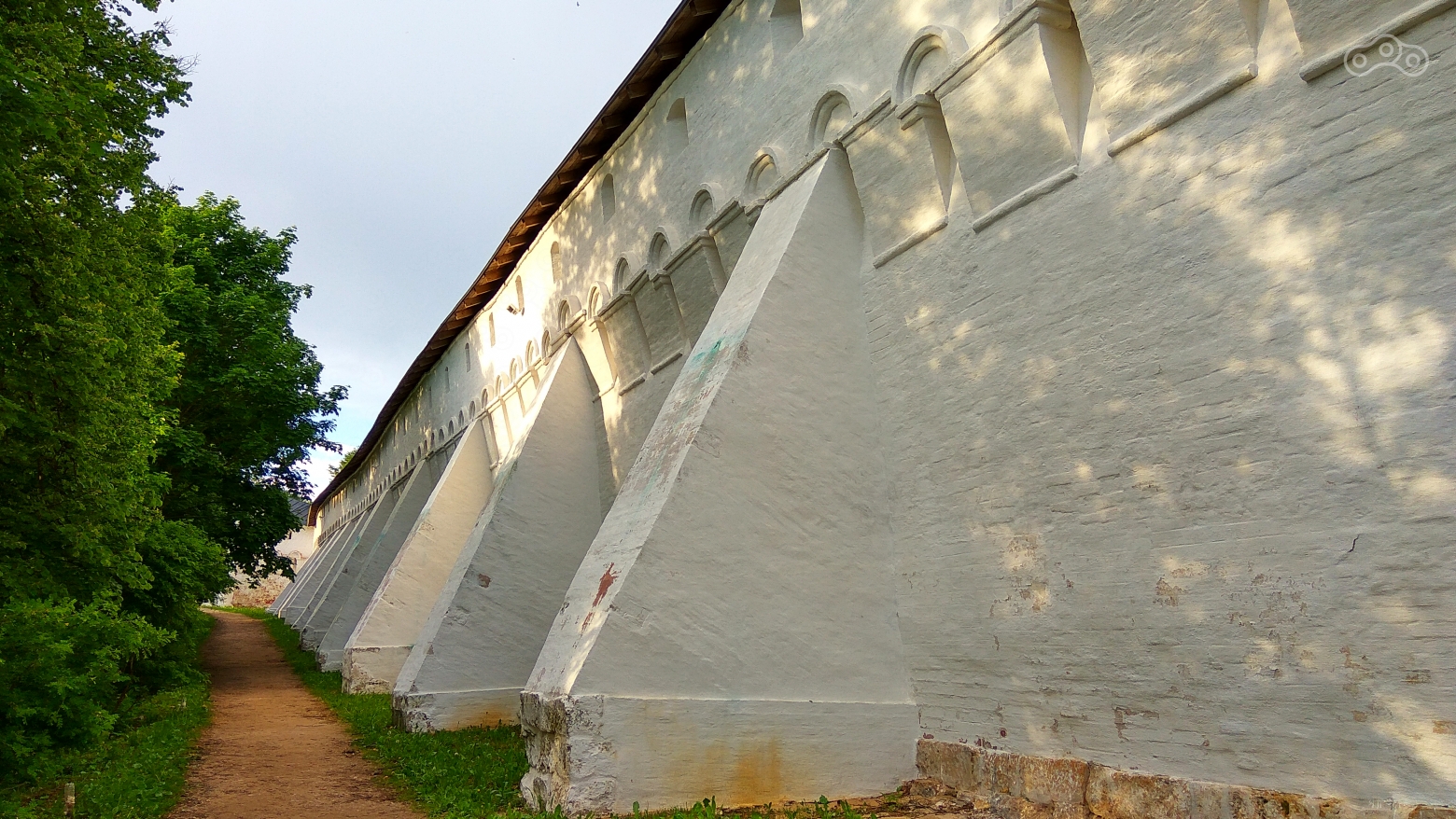 Стены монастыря. Звенигород, Московская область