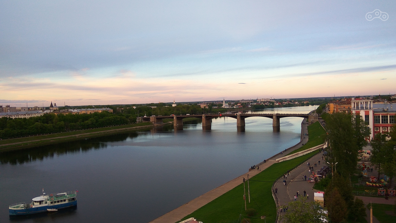 Вид с "Колеса обозрения" на вечернюю Волгу. Тверь