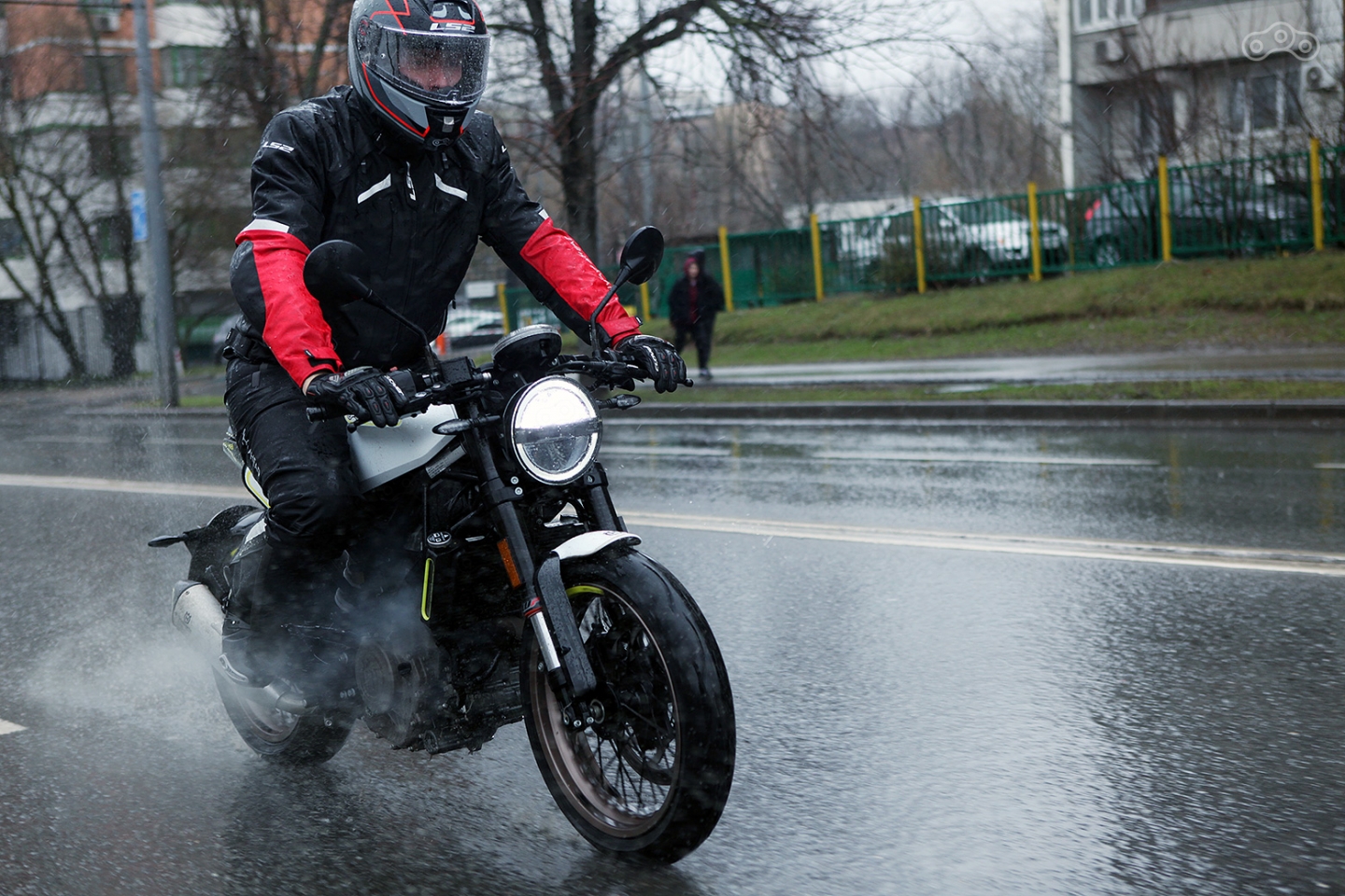 Шасси и мотор КТМ 390 Duke наводит на мысли: а не увидим ли мы в будущем Husqvarna Vitpilen 201 и 301?