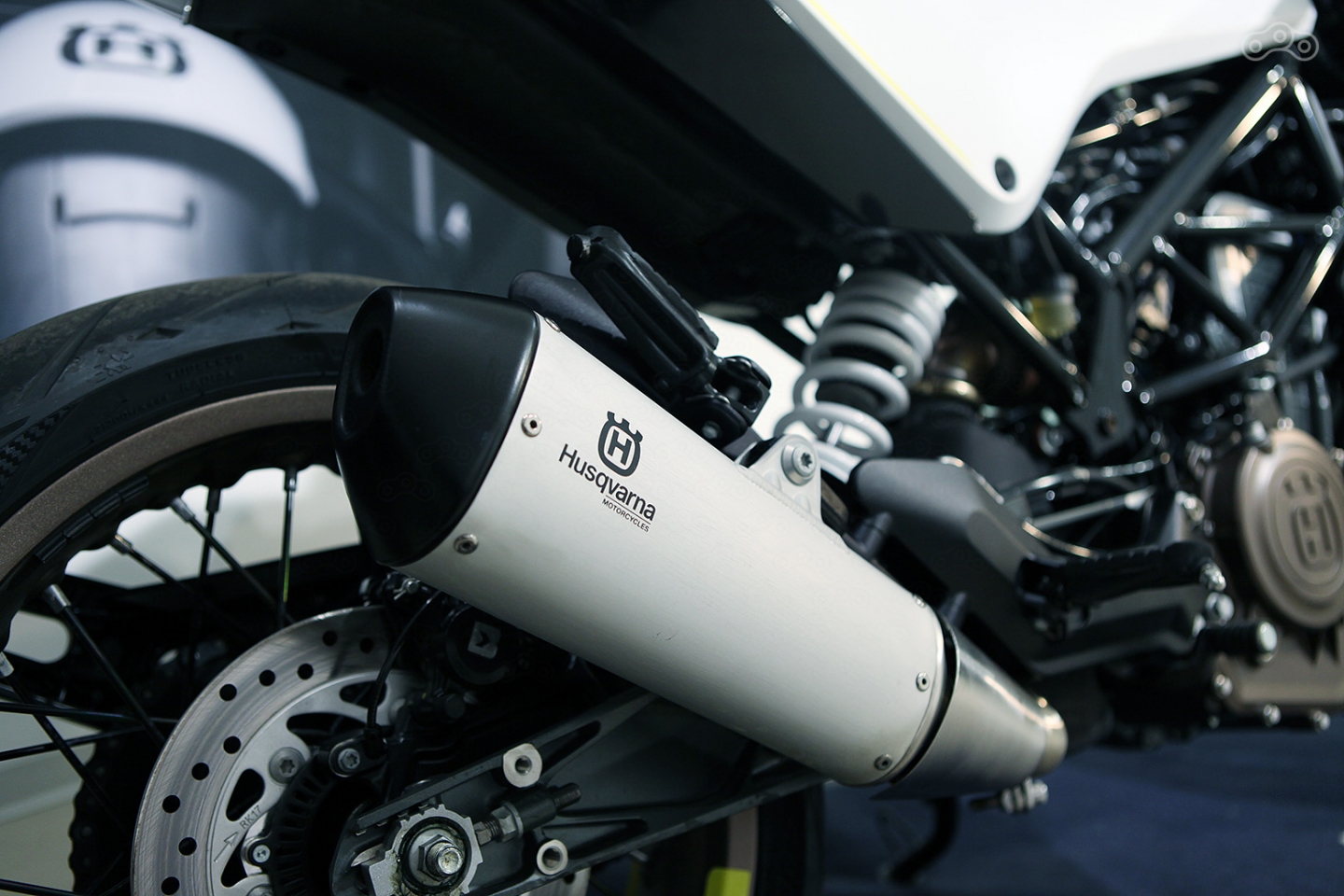 Спицованные колеса – смелое решение, отлично вписавшееся в концепцию неоклассика