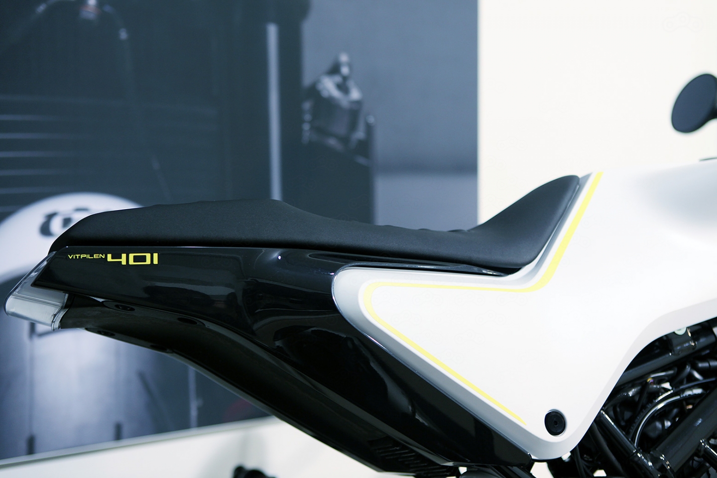 Седло, сливающееся с хвостом и задним диодным фонарем - радует и глаз и задницу