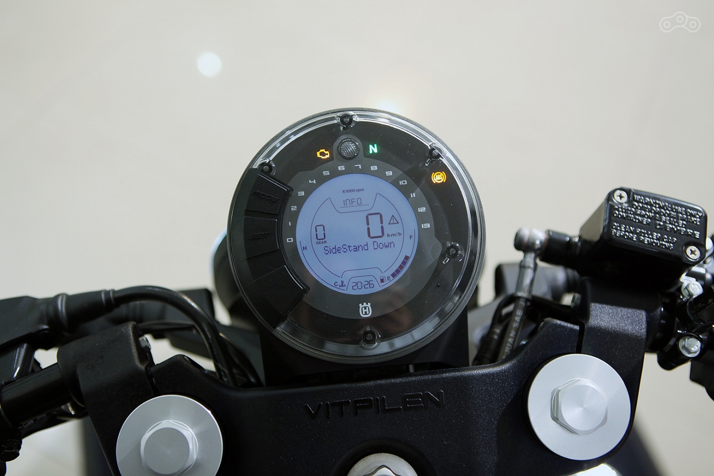 Блюдце приборной панели выглядит круто лишь пока не вспыхнет неуместный монохромный монитор. Такой стильный аппарат требует либо олдовой "стрелки", либо модной "плазмы".