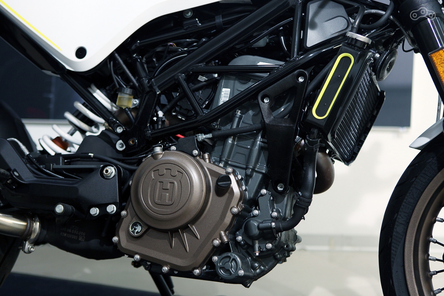 Найдите 10 отличий! Свои крышки, окраска клапанной крышки и... Вероятно есть некая разница в софте, хотя и пиковые значения аналогичны австрийскому мотору.