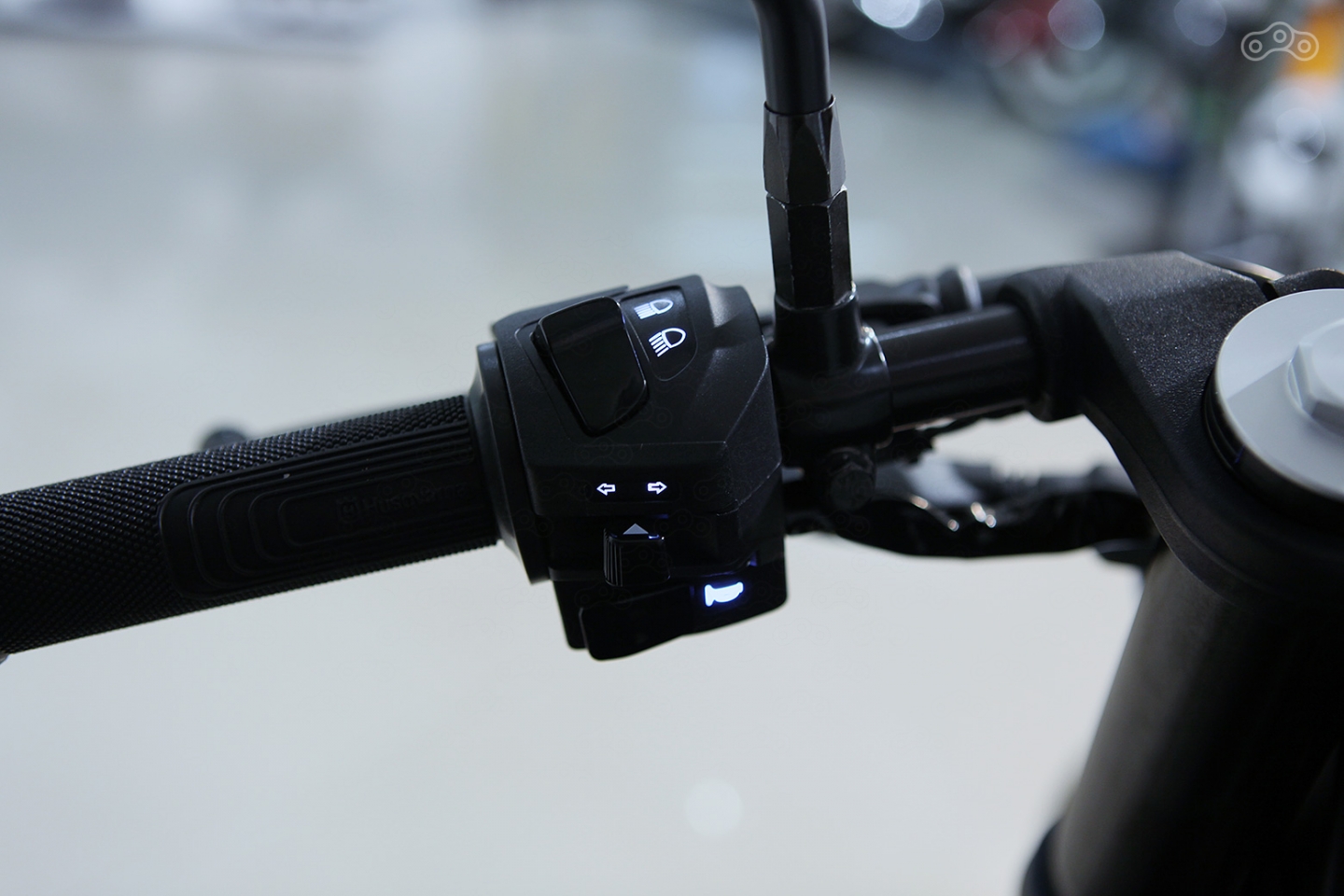 Сцепление неприлично легкое, что понравится начинающим пилотам так же, как и пульты с подсветкой