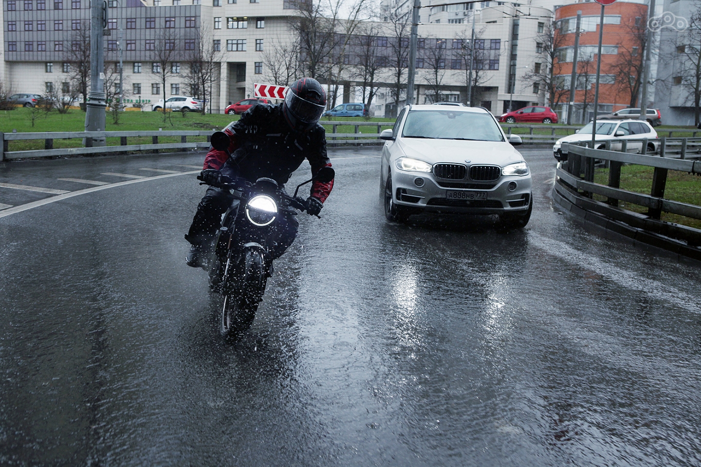 Vitpilen тот случай, когда внешняя агрессия полностью соответствует характеру аппарата. Как слышится, так и пишется.