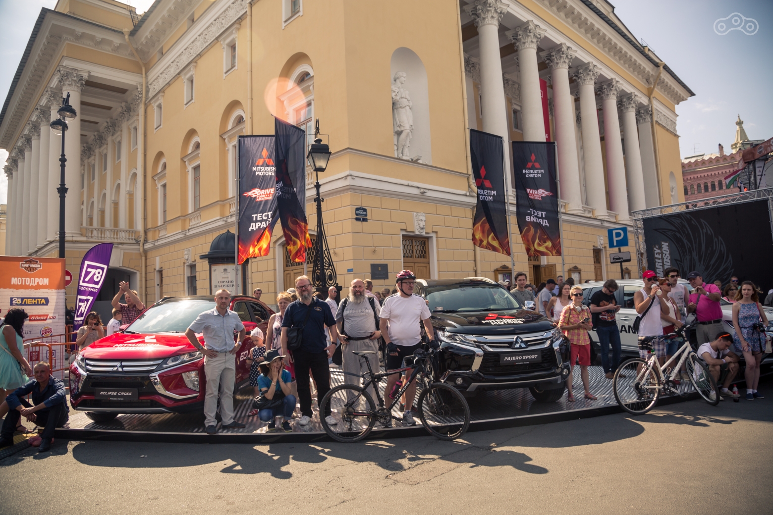 Рядом со сценой расположилась одна из главных новинок модельного ряда Mitsubishi Eclipse Cross