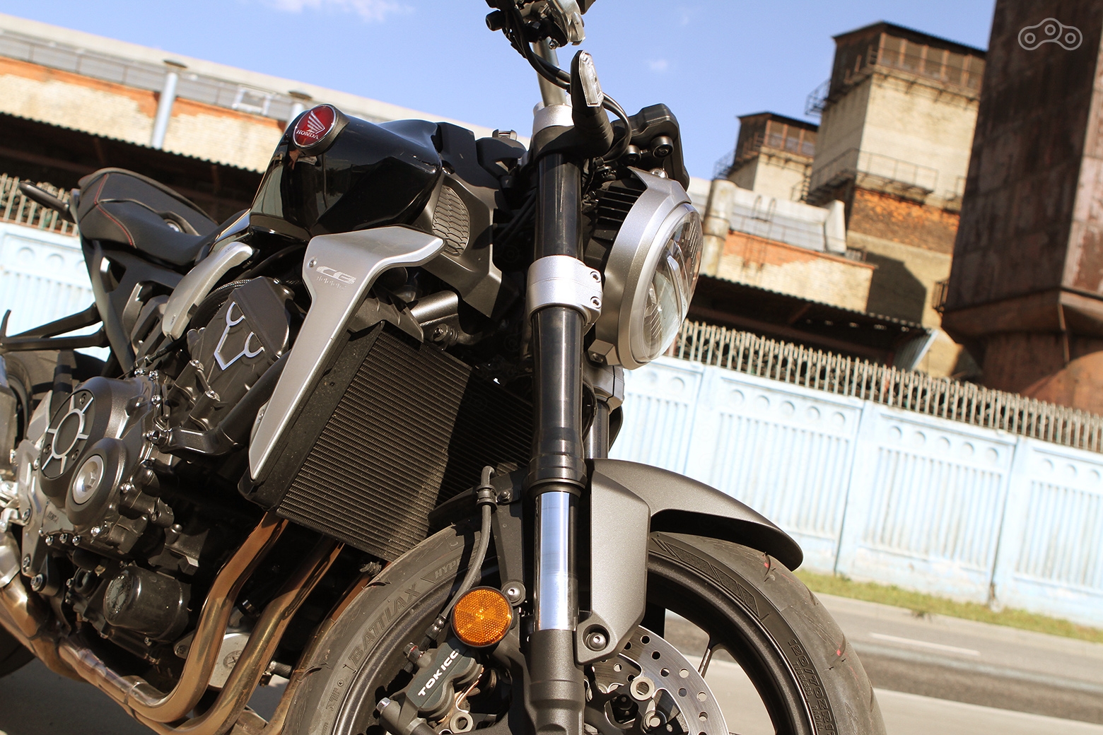 Регулировки "перевертыша" разнесены по перьям, так не только технологичнее, но и удобнее для пользователя