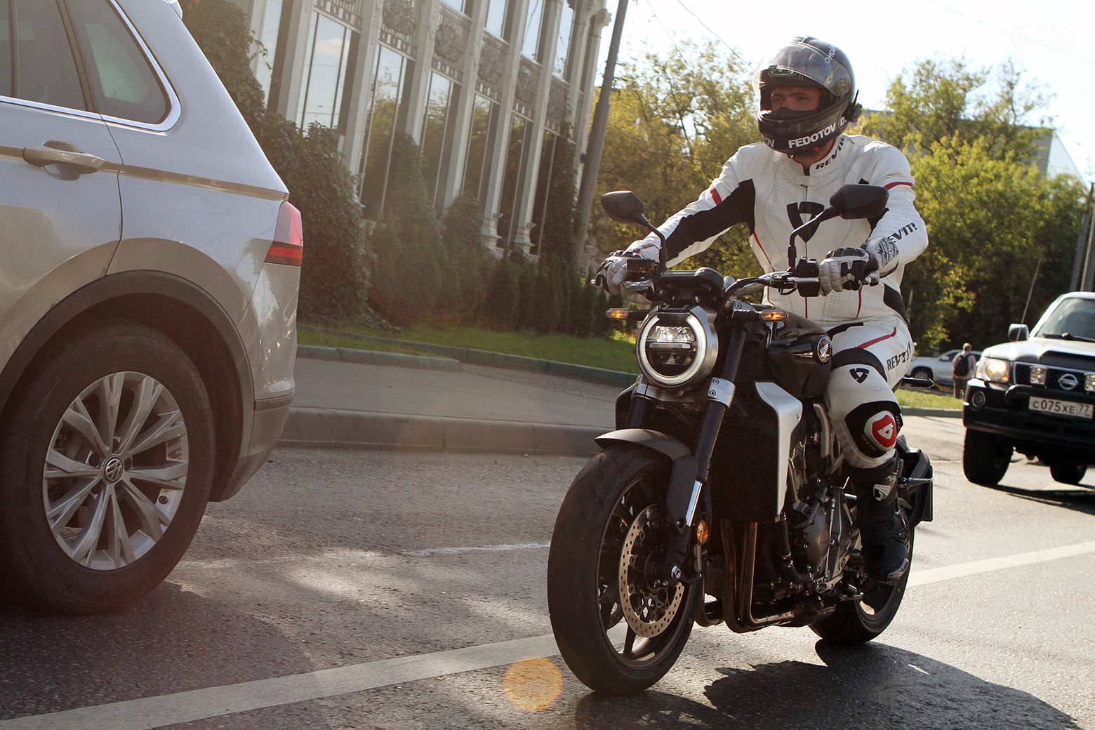 Аппарат не ощущается 212-килограммовым и рулится легче, чем некогда модная СВ400