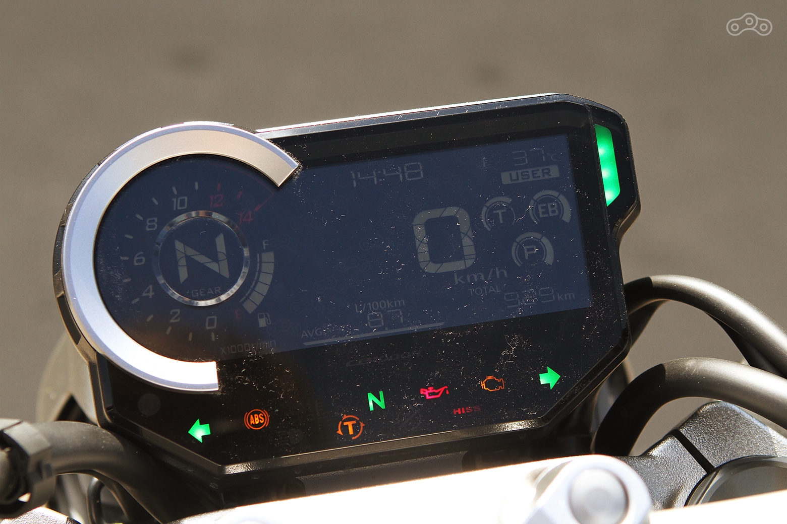 Приборная панель скромна, но оригинальна и функцональна, в лучших японских традициях