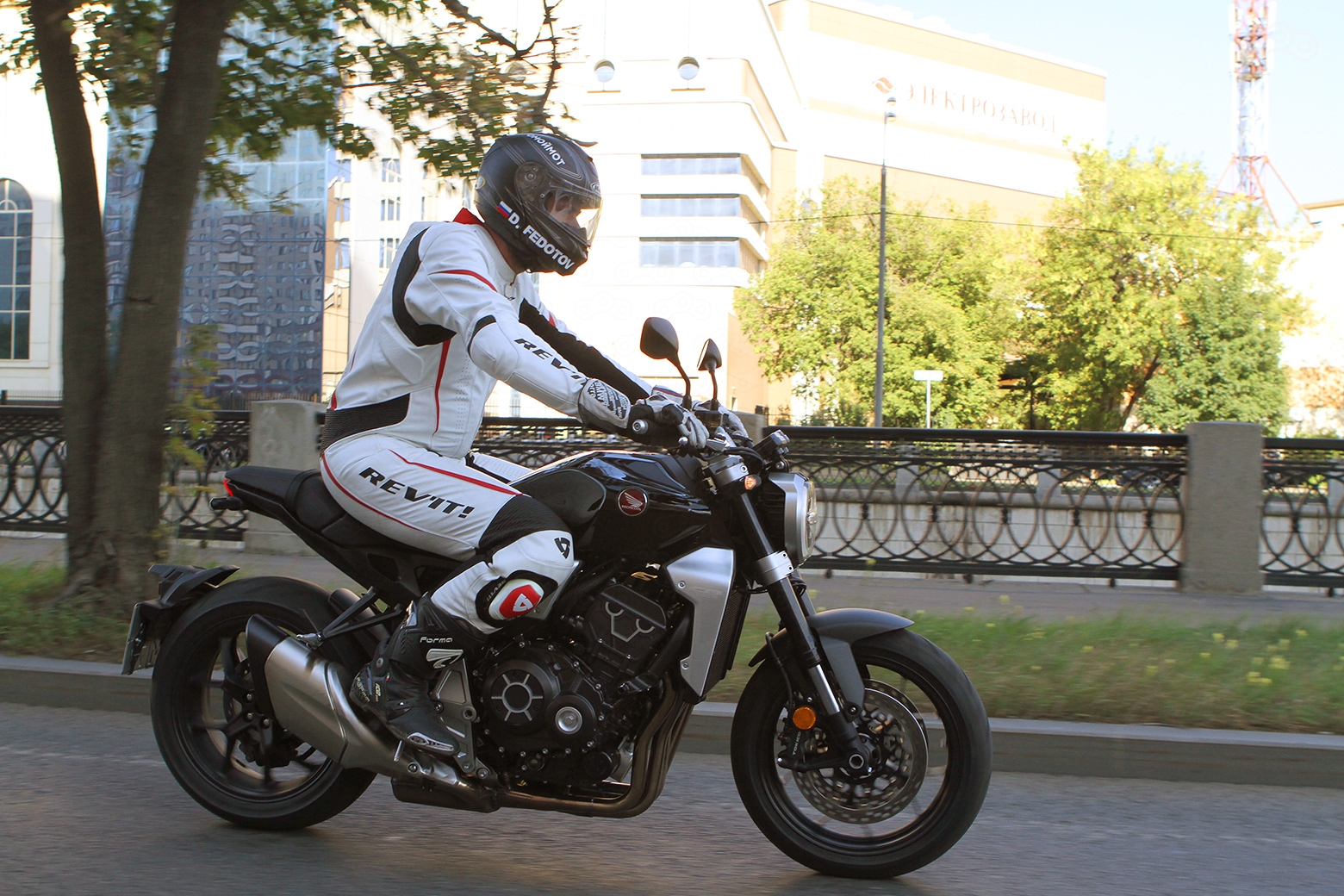 Посадка комфортна для высоких райдеров, но и человеку небольшой комплекции мотоцикл имеет шанс понравиться