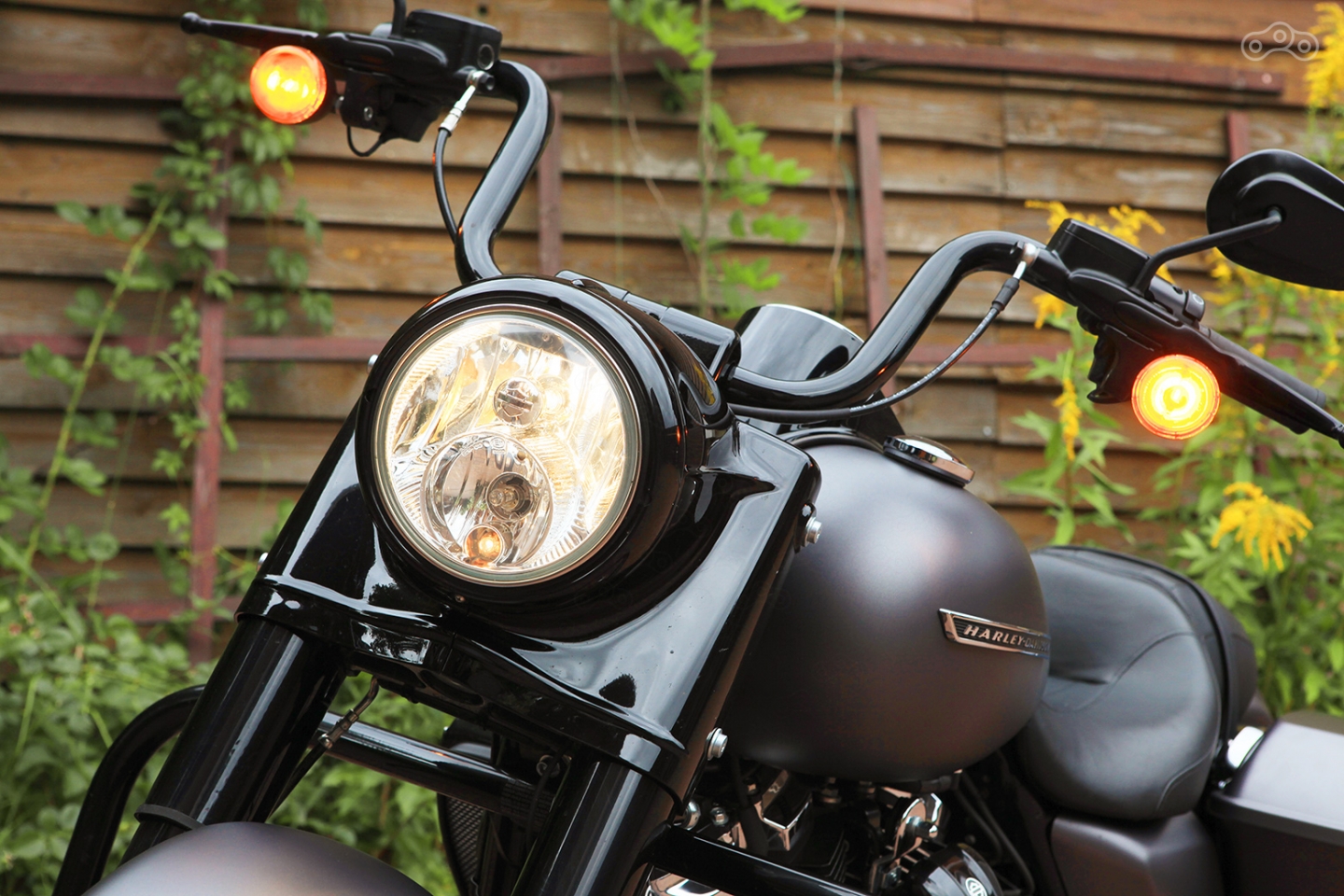 В передней фаре установлена классическая лампа, тогда как задняя оптика щеголяет светодиодами