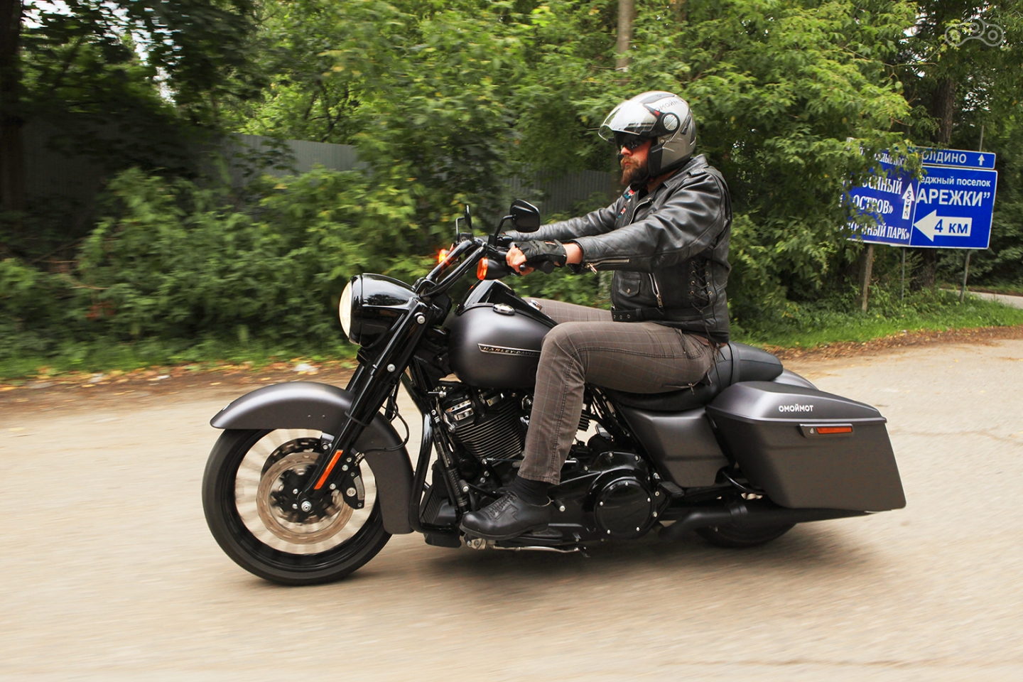 Мотоцикл однозначно создавался с прицелом на больших людей, с моими параметрами сидеть более чем комфортно