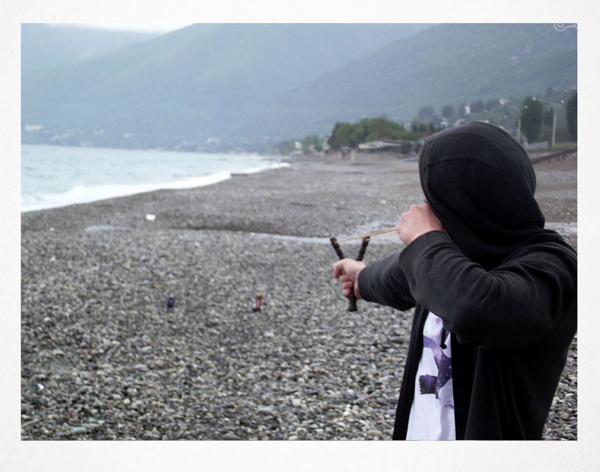 Купил бамбуковую рогатку на рынке. Снарядов на море достаточно)