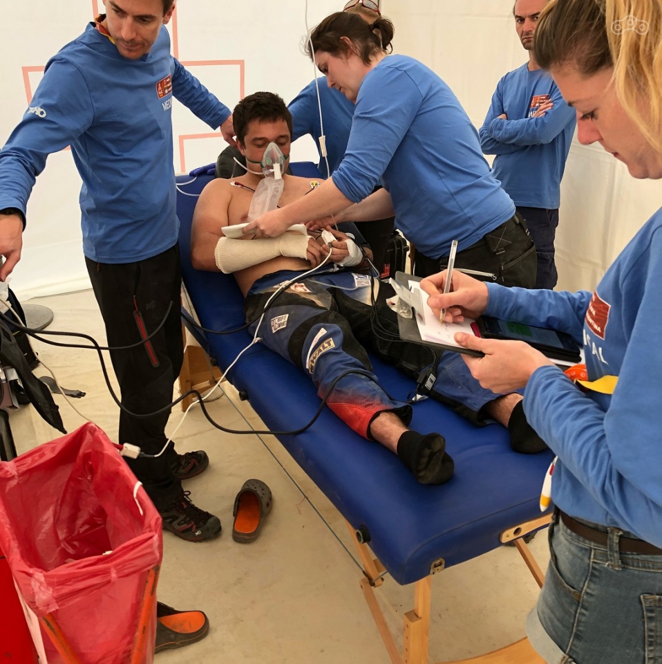 Сергею Карякину оказывают первую медицинскую помощь