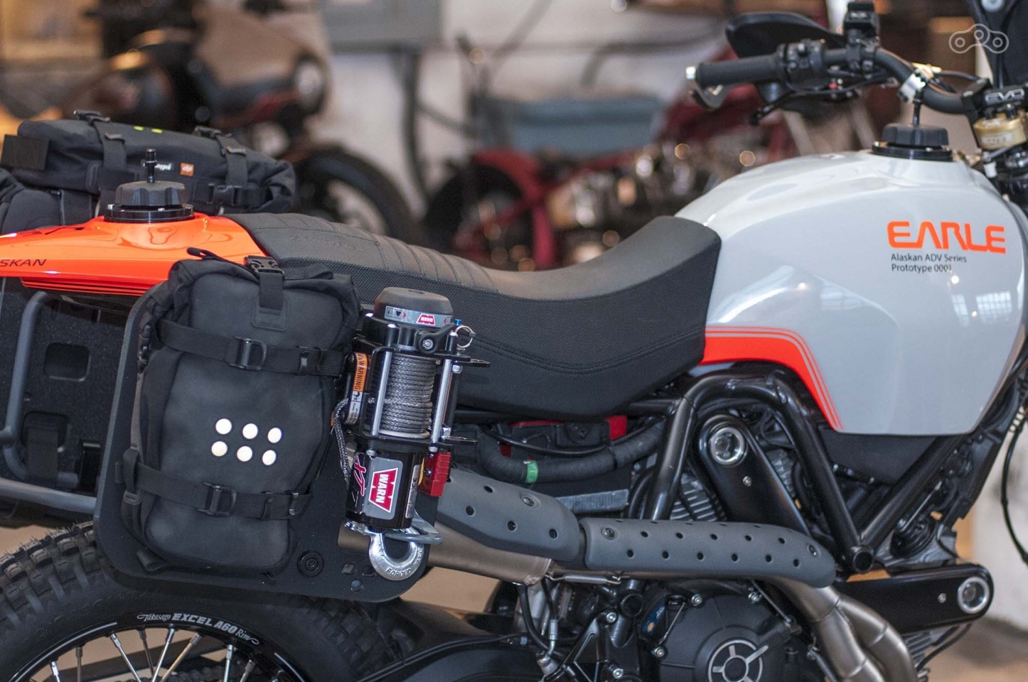 На мотоцикле установлена лебёдка, и два резервуара для топлива с объёмом 23 литра