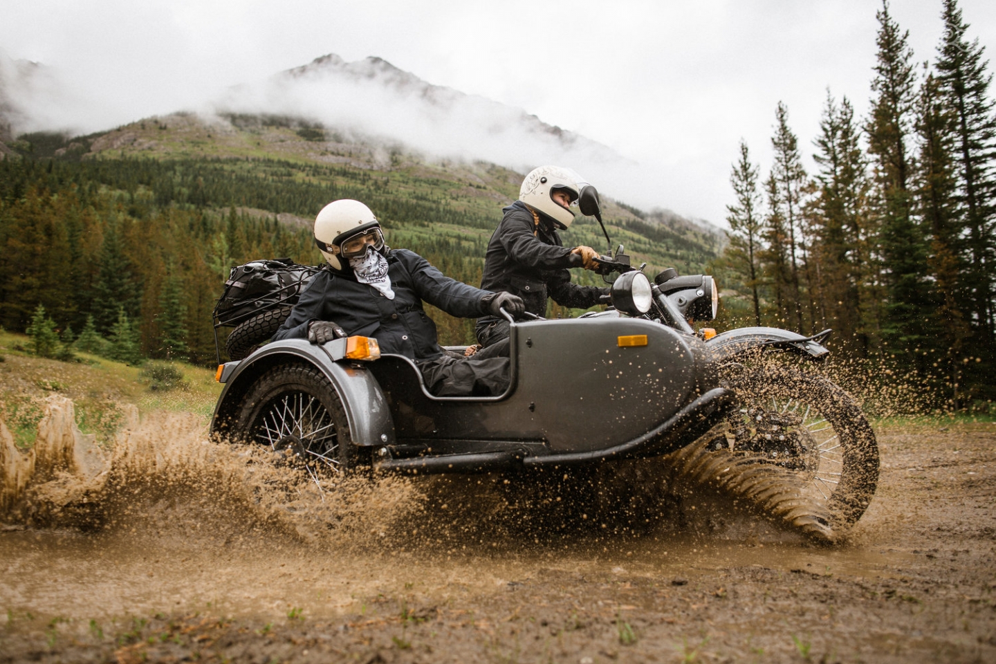 Урал GearUp можно назвать уникальным аппаратом в рейтинге: трёхместный, полноприводный, российский