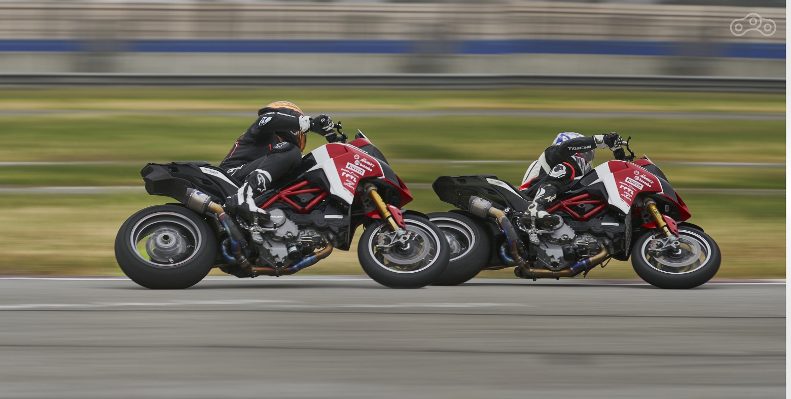 Пилоты команды Spider Grips Ducati во время тренировок