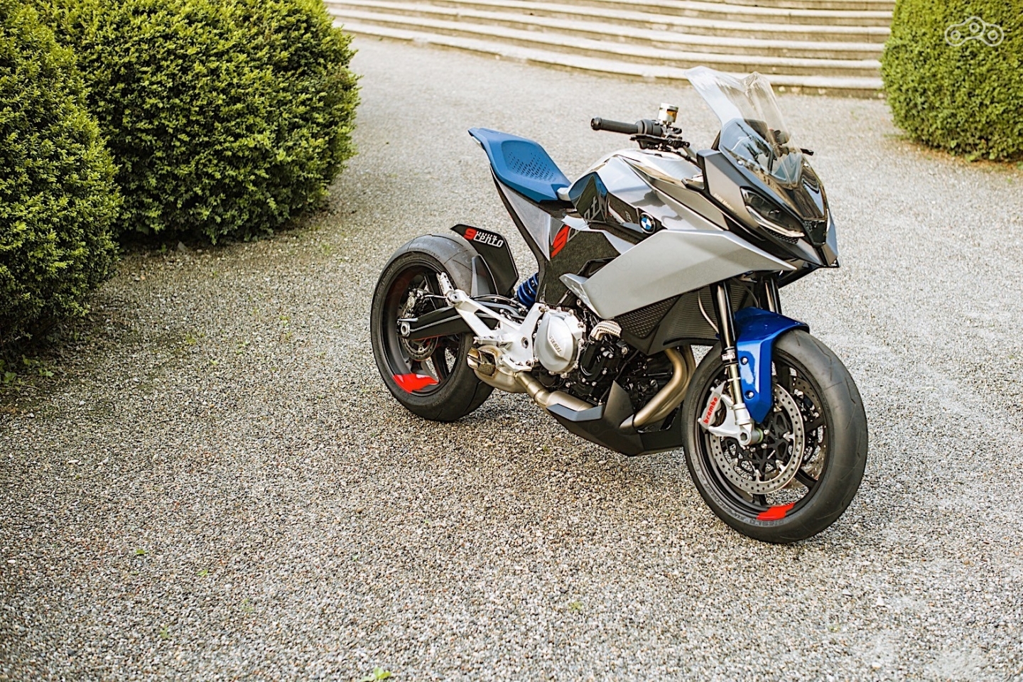 Концепция спортивно-туристического мотоцикла будущего под названием 9cento.