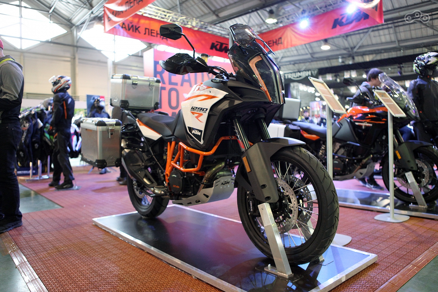 Флагманский мотоцикл туристической линейки KTM 1290 Super Adventure R 2017