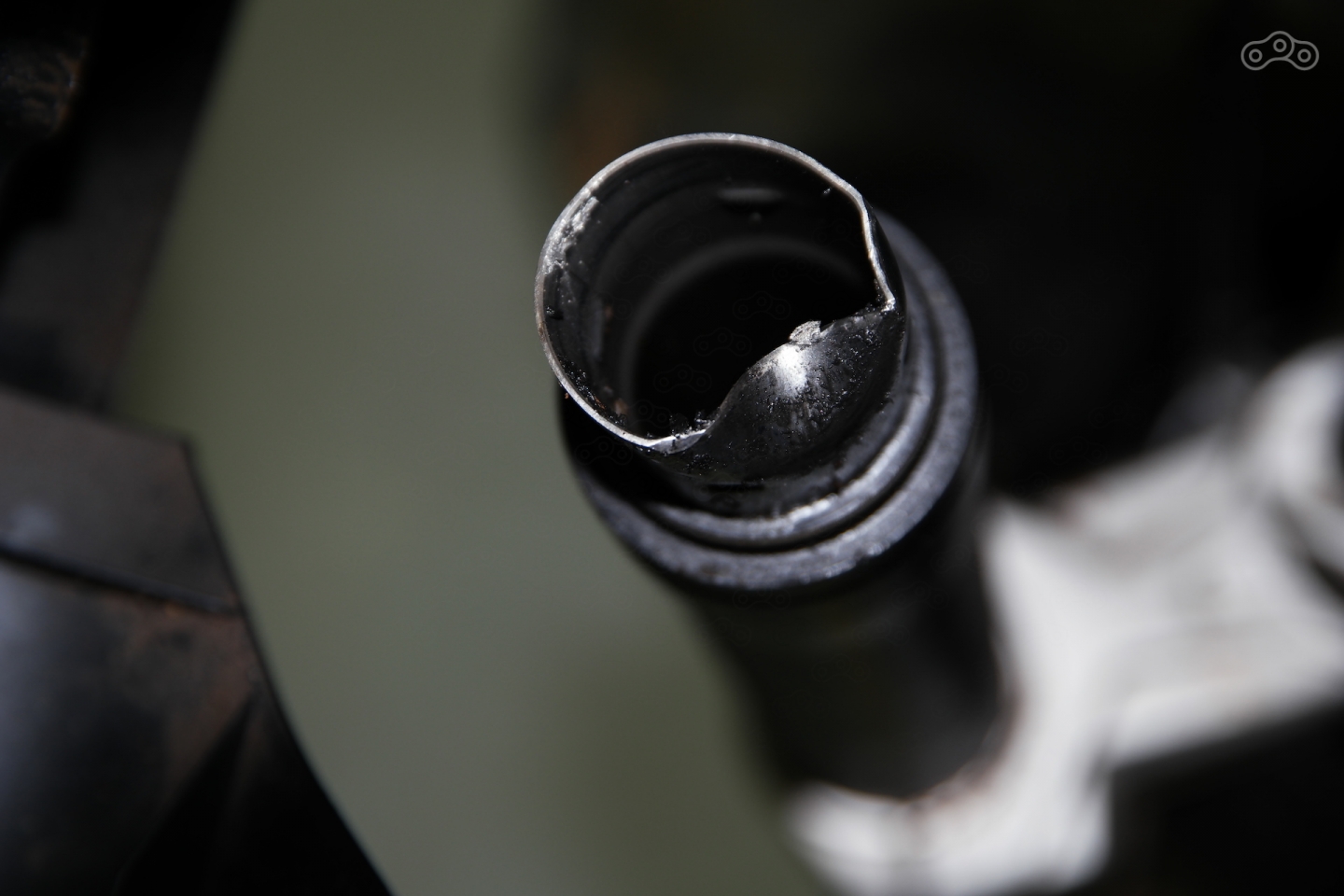 Перелом вилки туристического эндуро R1200GS после проезда через каменистную трассу