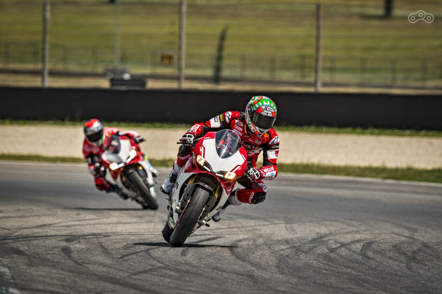 Новый Panigale R оснащен полным комплектом вспомогательный электроники, включающей новейшую Bosch ABS, а также все возможные системы стабилизации