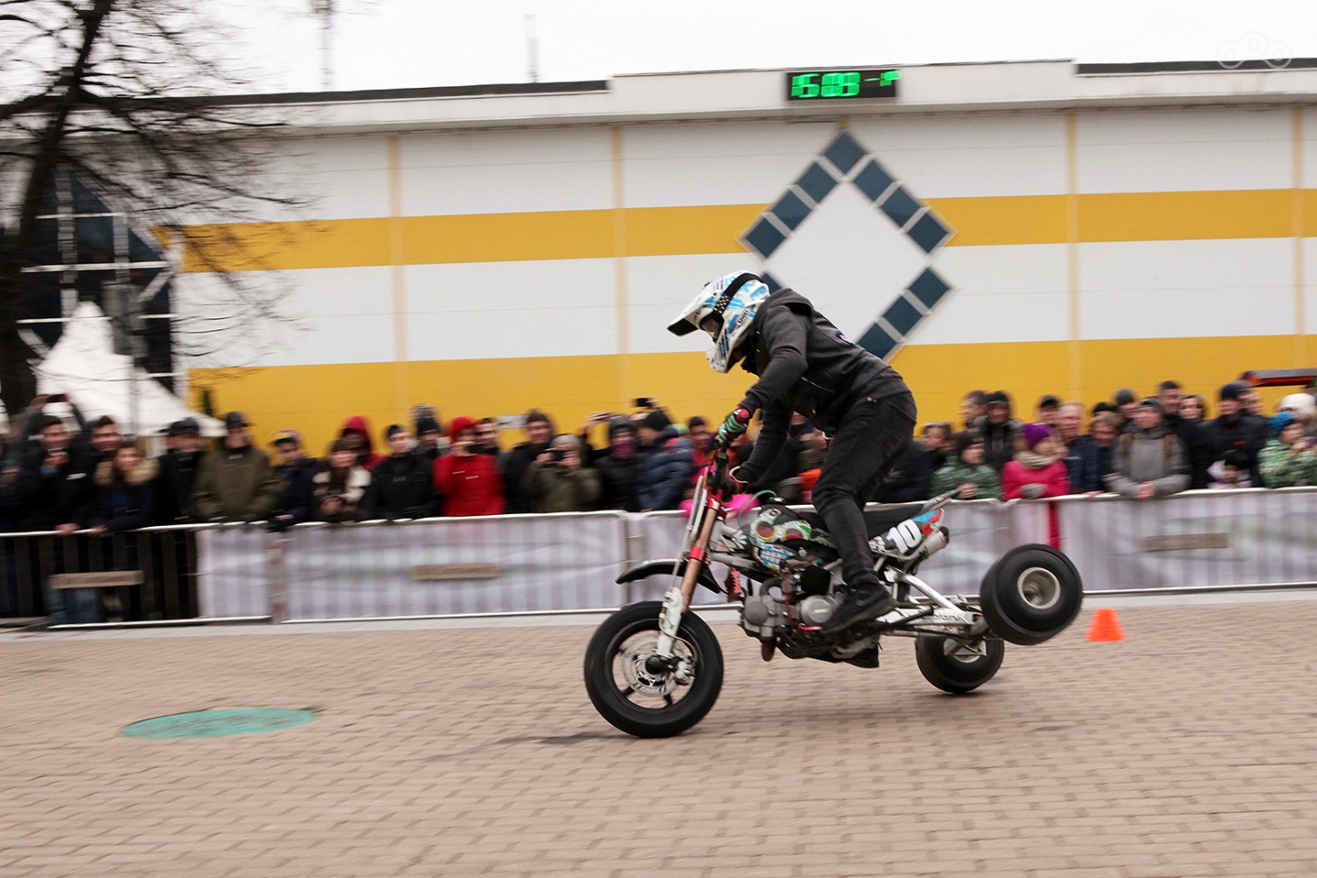 Несмотря на минусовую температуру, желающих взглянуть на шоу стантрайдеров было немало