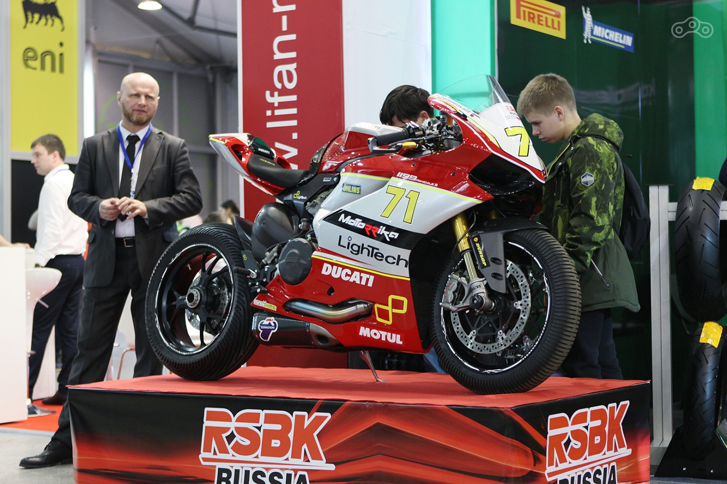 Фанатов мотоспорта также не обделили вниманием – на выставке представлены команды российского супербайка