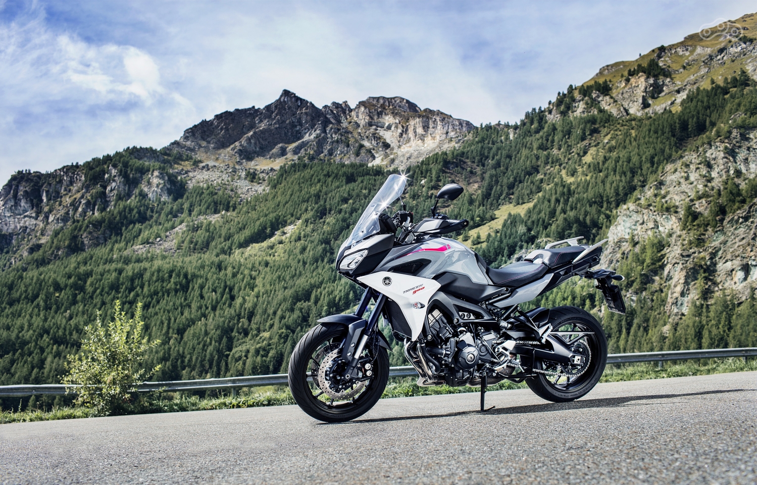 MT-09 Tracer 2018 года получил удлинённый маятник и новую окраску