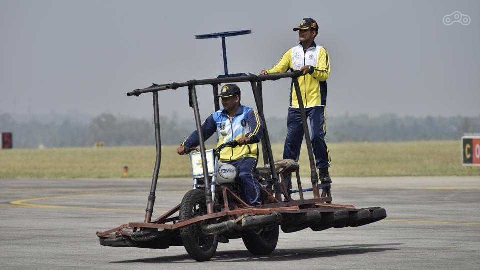 Подготовленный к выполнению трюка Royal Enfield