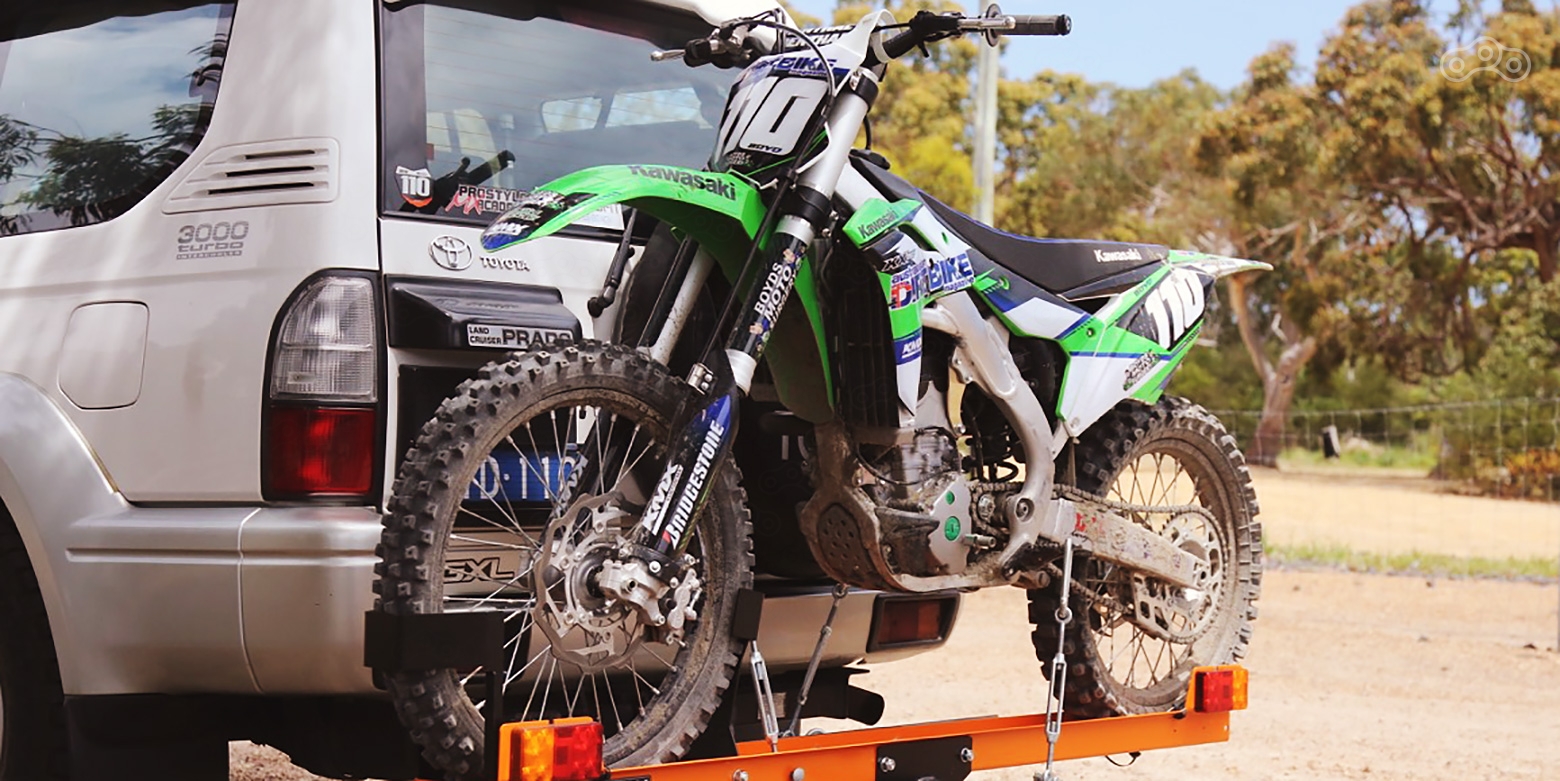 При установке площадки для мотоцикла на фаркоп необходимо убедится в читаемости номера