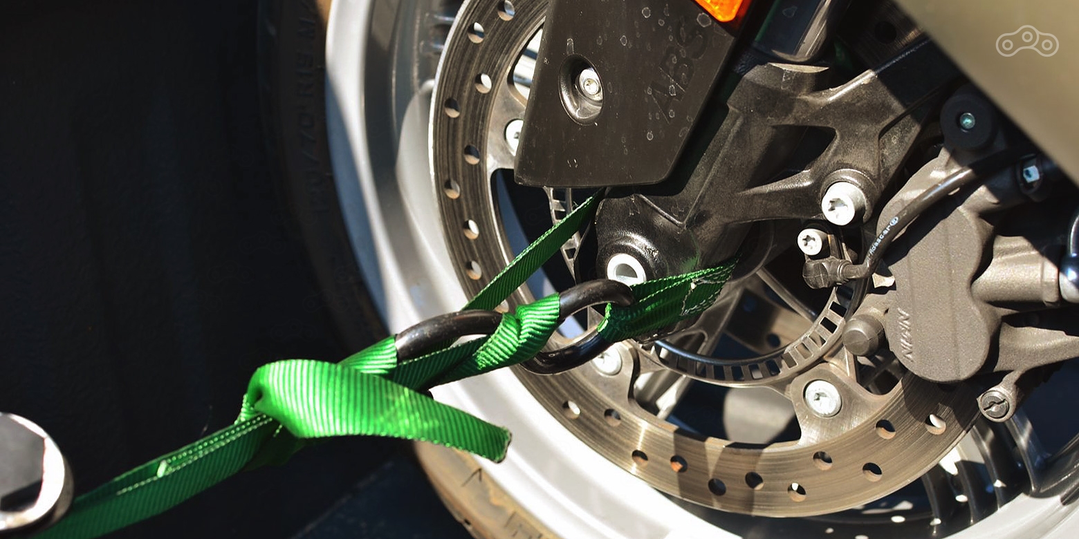 Несколько троссов, растянутых с двух сторон мотоцикла обеспечат надёжную фиксацию