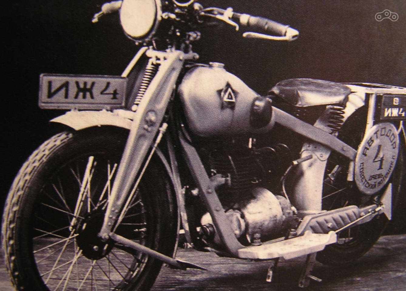 ИЖ-4 - один из первых мотоциклов марки. Легкая и малогабаритная модель с двигателем 200 куб. см.