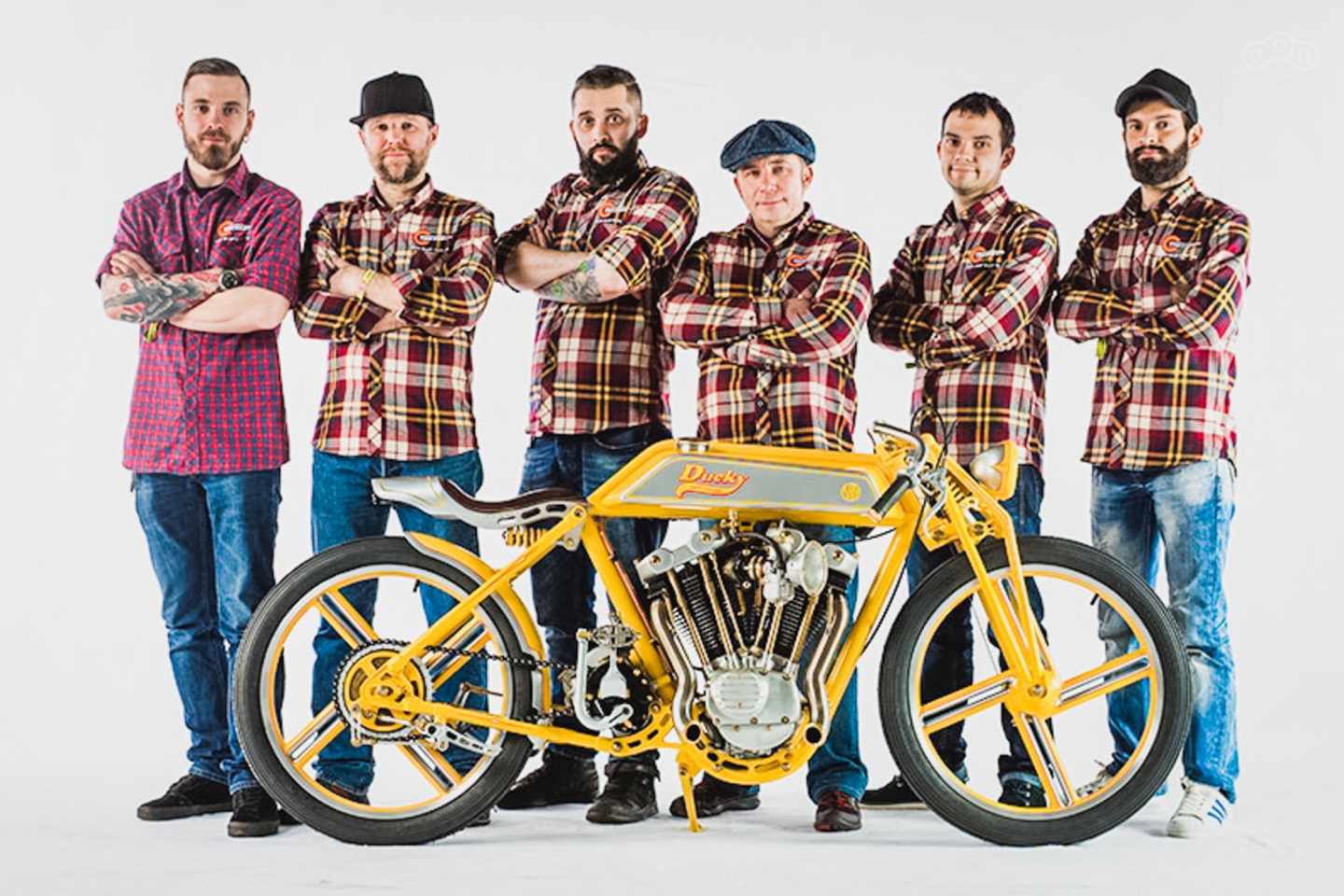 Юрий Шиф (третий справа) со своей командой и Ducky - призёром европейских кастом-шоу